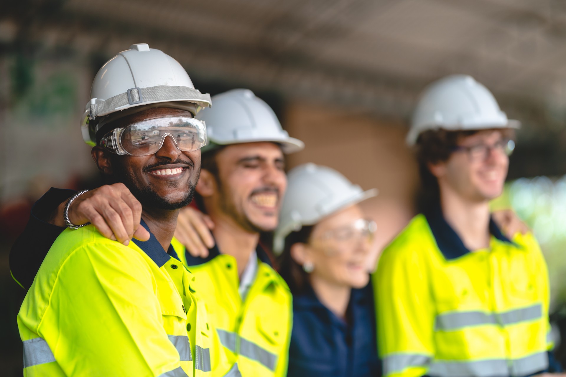 Ingénieur professionnel de l’industrie et contremaître d’usine membre de l’équipe Porter un casque de sécurité, technicien travail d’équipe sur le chantier de l’entreprise Emploi en technologie de la construction et de la fabrication